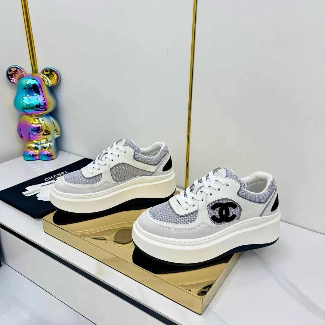 👟👟Ex-factory price 680👟👟 Upgraded version, upgraded version, upgraded version! No rebuttal accepted! ! ! ! Chanel Chanel panda shoes! 2025 counter's top casual sports shoes. This classic design; the upper is electro-embroidered with a variety of techniques; the outsole is fashionable and sporty; the unusual inclusion of a variety of color matching elements... The diversified mix and match is very good-looking and versatile, and can be used for leisure, fashion, sports, and outdoor... ꫛꫀꪝ Go➫ Materials: ❶Upper made of: original imported first-layer silk cowhide + original waterproof cloth + original first-layer cowhide ❷Inner lining: Original Yangli+Net ❸Outsole based on: Original TPU combination outsole Counter boutique packaging complete set for women 35–41 👉 👉 👉 👉 👉 👉 👉